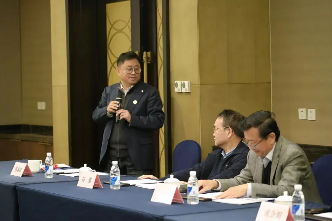 IEST Instrument and Nanoyang at Tianjin University Establish Joint Laboratory for Advanced Battery Research 2 Professor Yang Quanhong from Nanoyang group at Tianjin University delivering a speech at the Nanoyang–IEST Instrument Joint Laboratory unveiling ceremony, with attendees including Academician Cheng Huiming, Professor Yang Yong, and industry representatives seated around the conference table