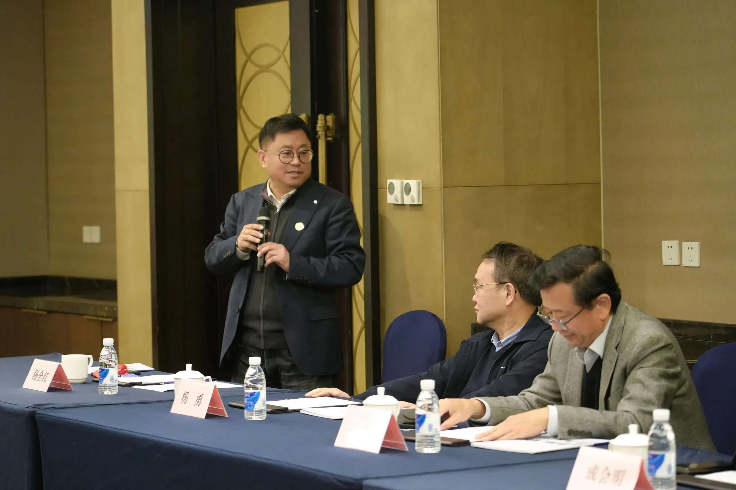 IEST Instrument and Nanoyang at Tianjin University Establish Joint Laboratory for Advanced Battery Research 2 Professor Yang Quanhong from Nanoyang group at Tianjin University delivering a speech at the Nanoyang–IEST Instrument Joint Laboratory unveiling ceremony, with attendees including Academician Cheng Huiming, Professor Yang Yong, and industry representatives seated around the conference table